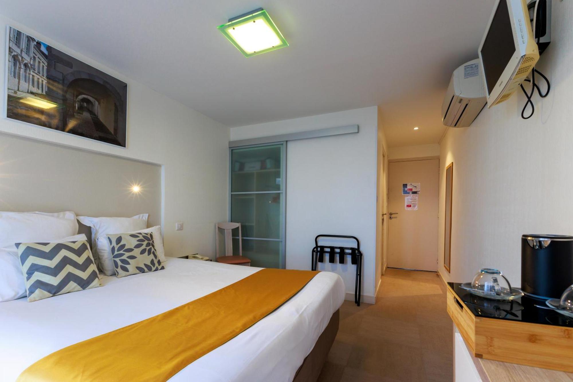 Logis Hotel Le Rochelois ลาโรแชล ภายนอก รูปภาพ