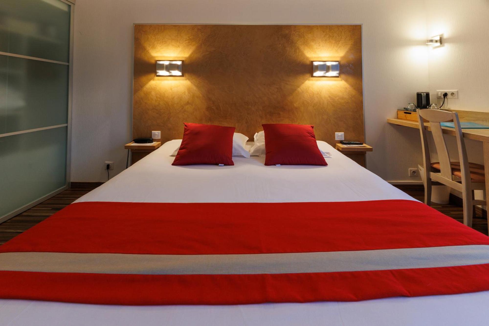 Logis Hotel Le Rochelois ลาโรแชล ภายนอก รูปภาพ