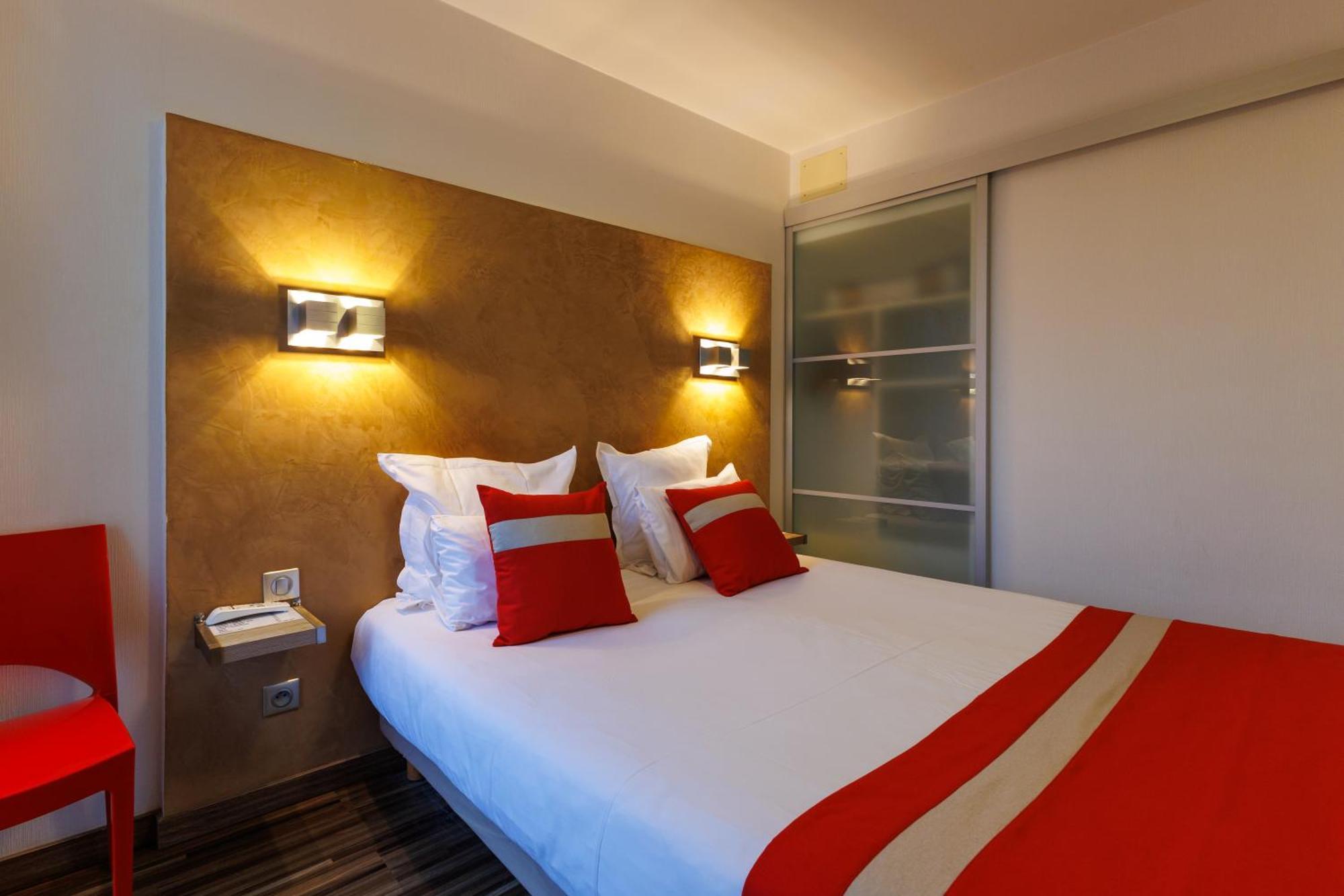 Logis Hotel Le Rochelois ลาโรแชล ภายนอก รูปภาพ