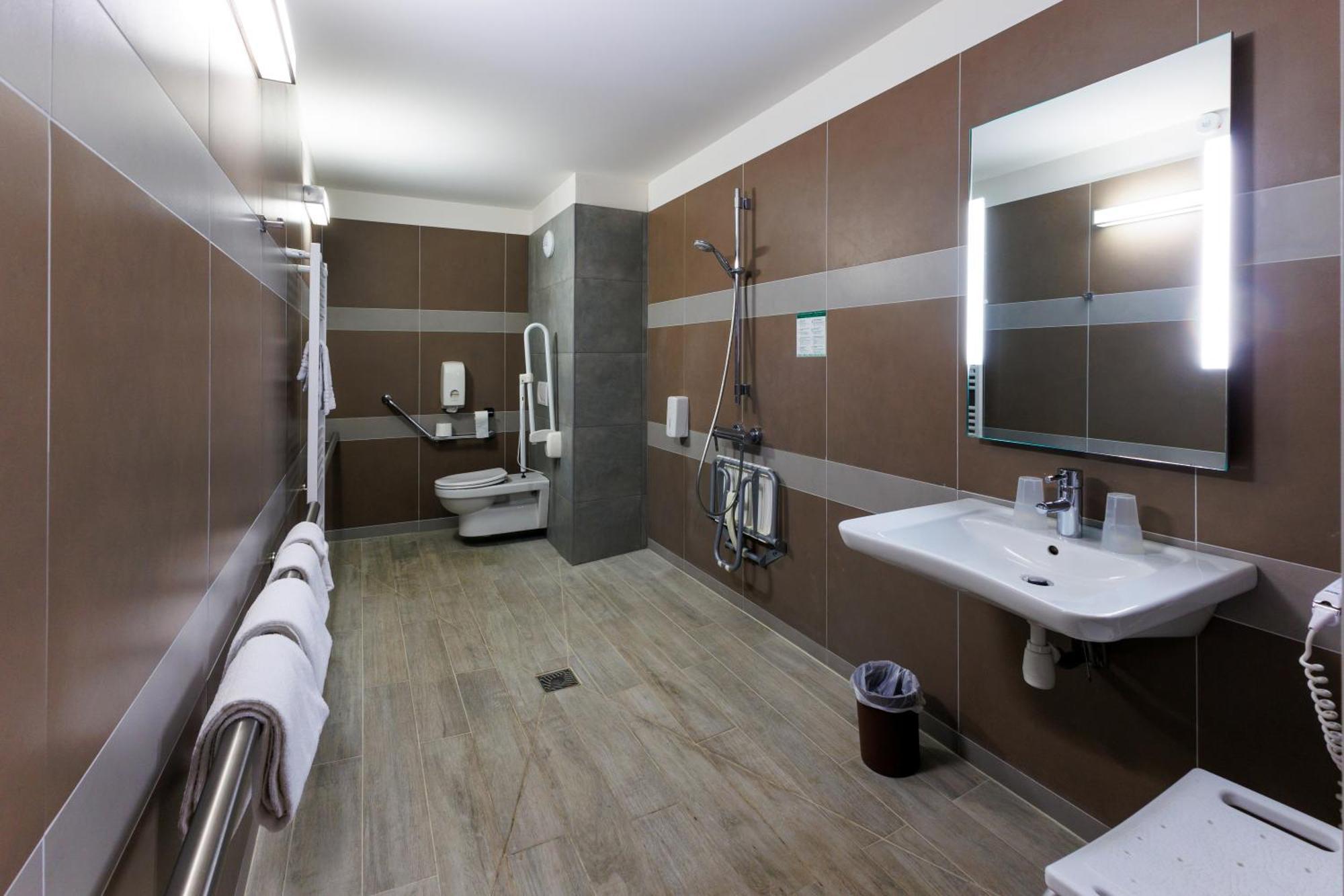 Logis Hotel Le Rochelois ลาโรแชล ภายนอก รูปภาพ