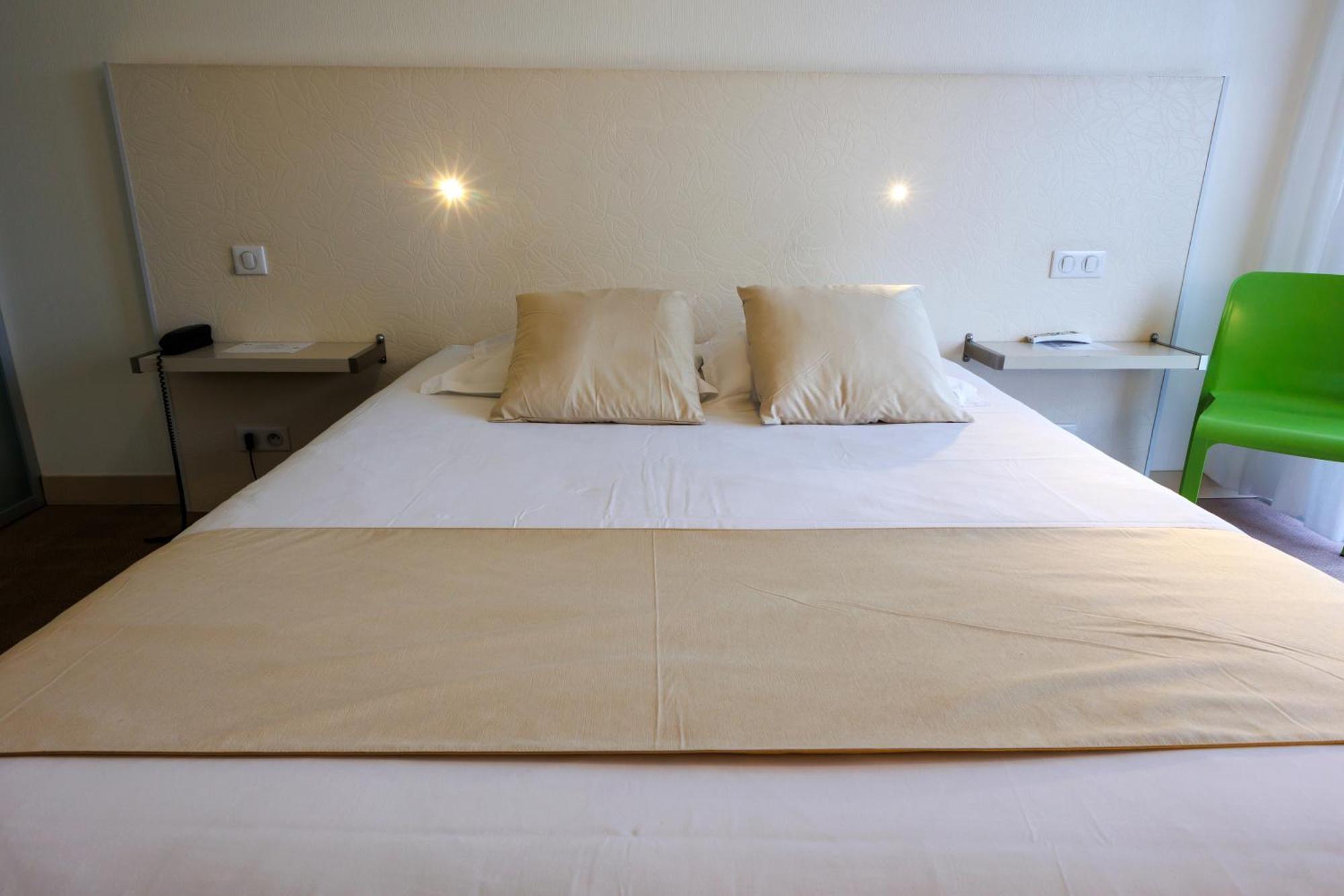 Logis Hotel Le Rochelois ลาโรแชล ภายนอก รูปภาพ
