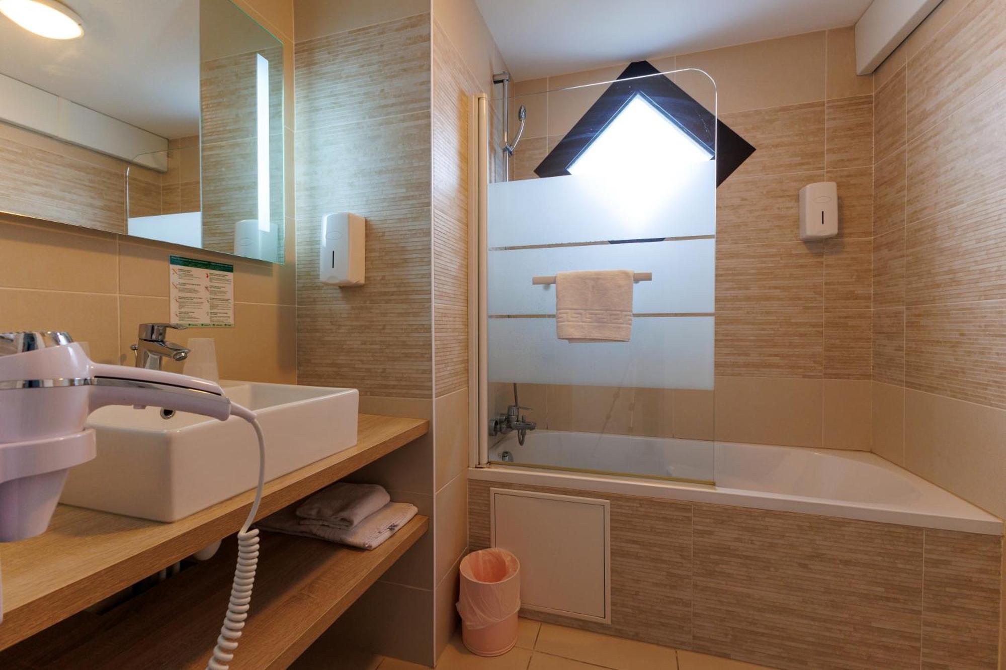 Logis Hotel Le Rochelois ลาโรแชล ภายนอก รูปภาพ