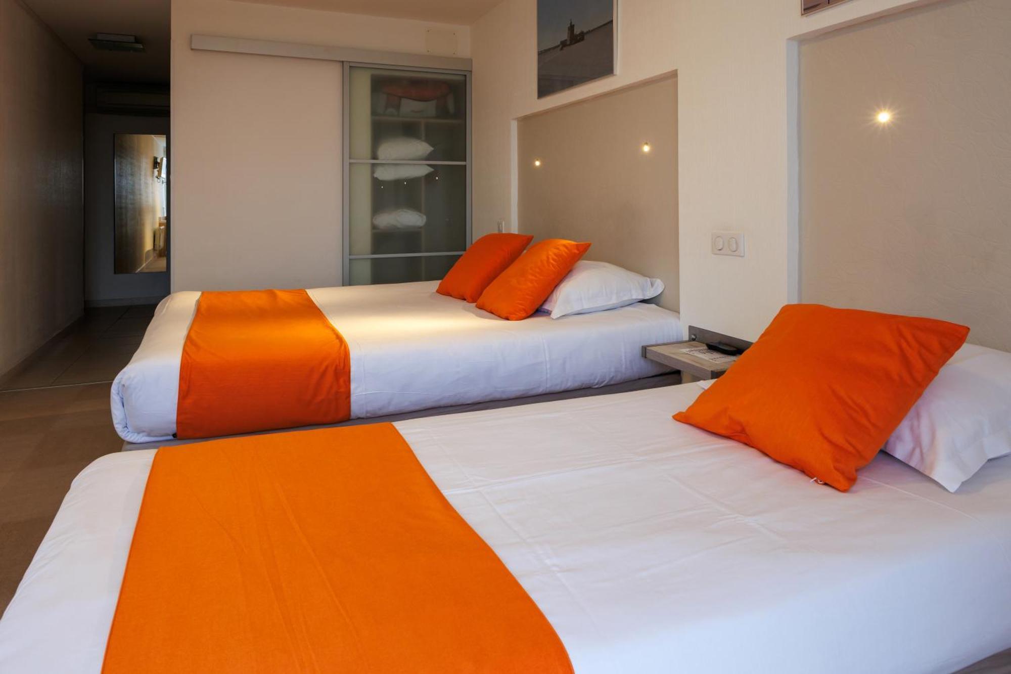 Logis Hotel Le Rochelois ลาโรแชล ภายนอก รูปภาพ