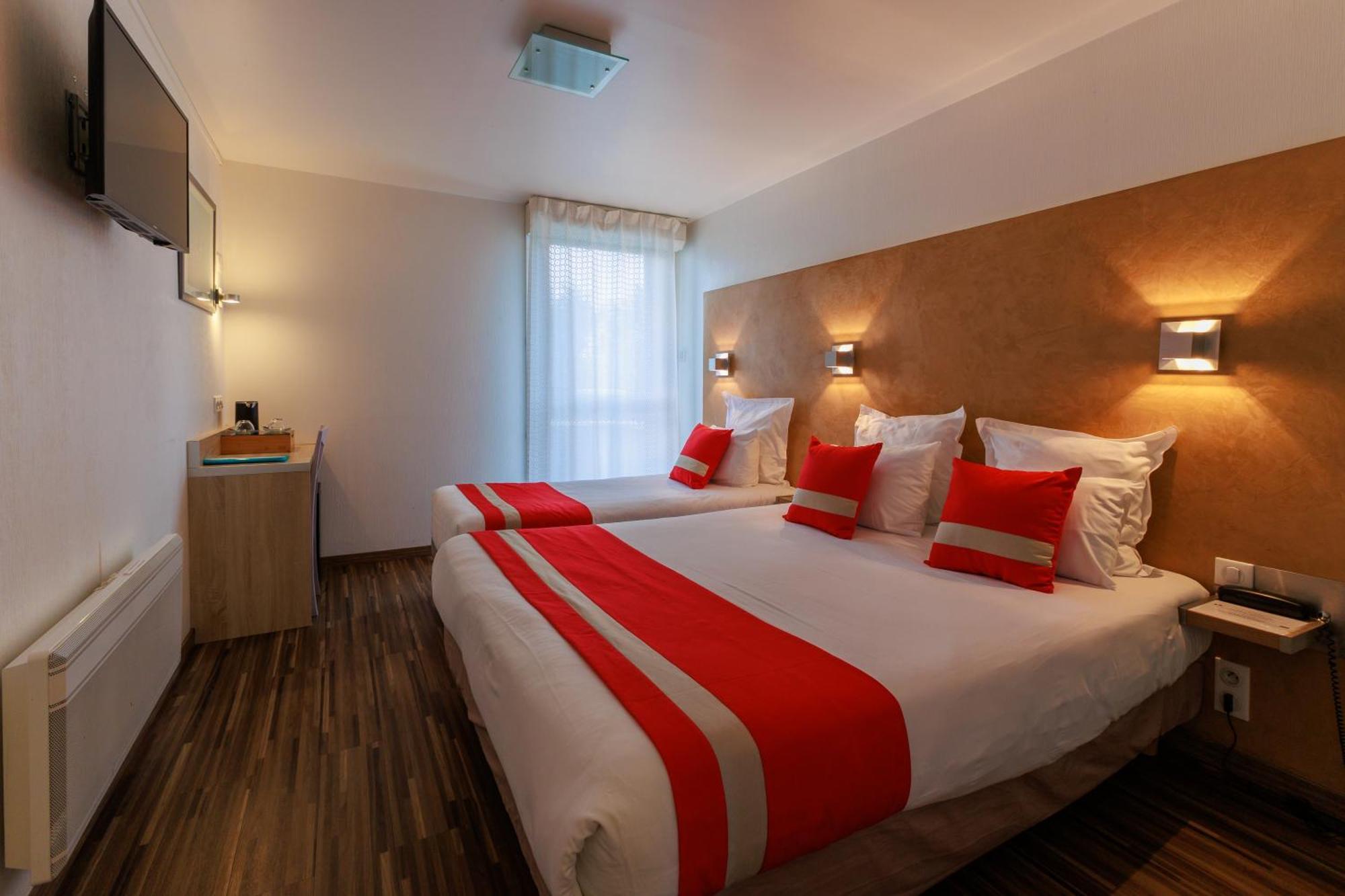Logis Hotel Le Rochelois ลาโรแชล ภายนอก รูปภาพ