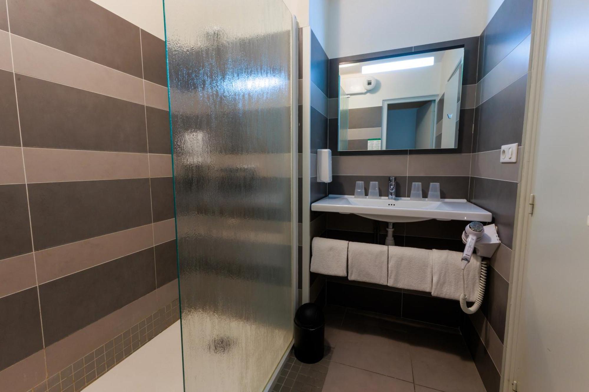 Logis Hotel Le Rochelois ลาโรแชล ภายนอก รูปภาพ