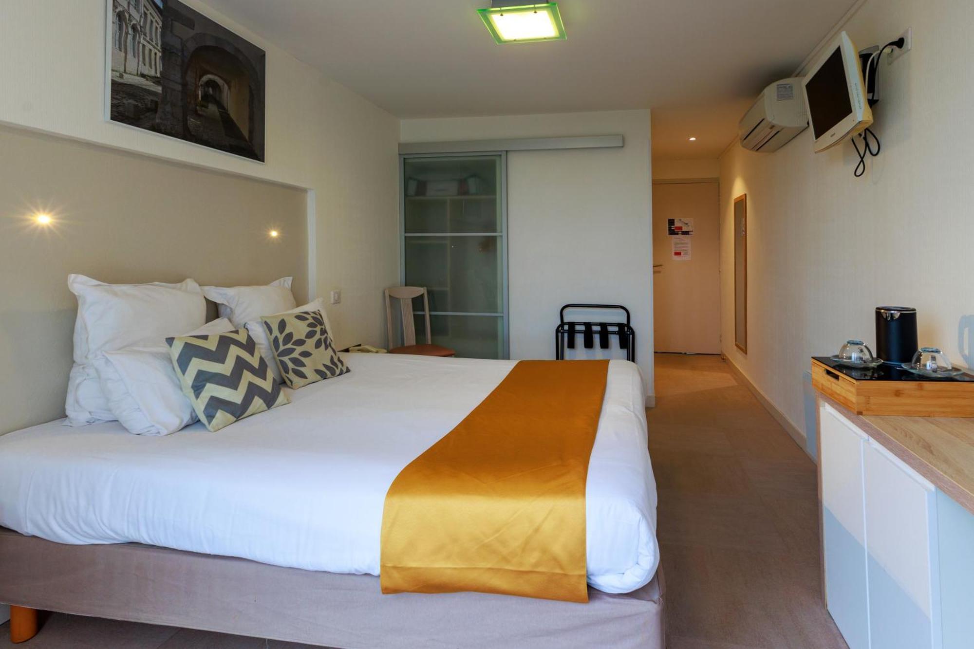 Logis Hotel Le Rochelois ลาโรแชล ภายนอก รูปภาพ