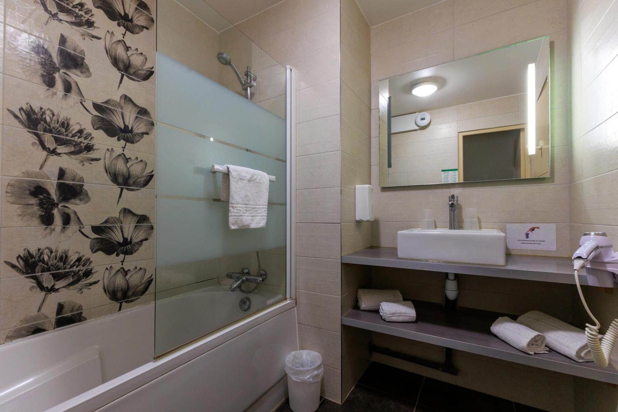 Logis Hotel Le Rochelois ลาโรแชล ภายนอก รูปภาพ