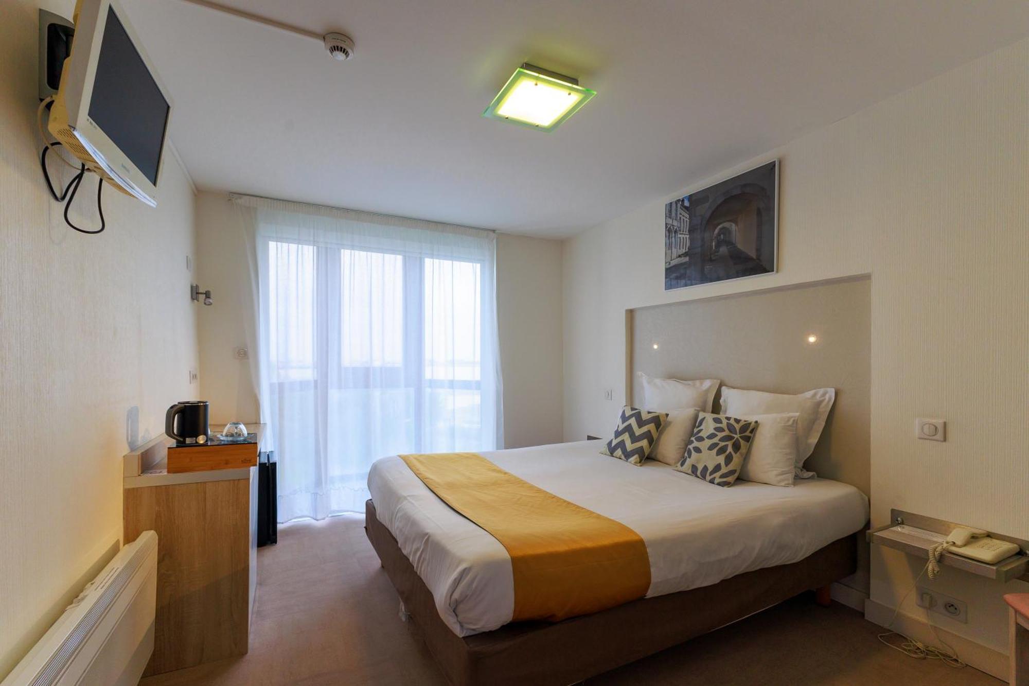 Logis Hotel Le Rochelois ลาโรแชล ภายนอก รูปภาพ
