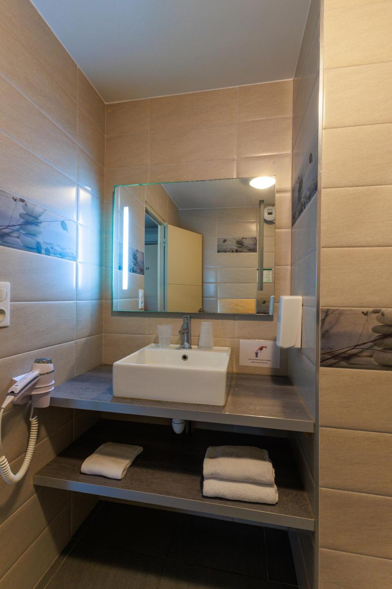 Logis Hotel Le Rochelois ลาโรแชล ภายนอก รูปภาพ